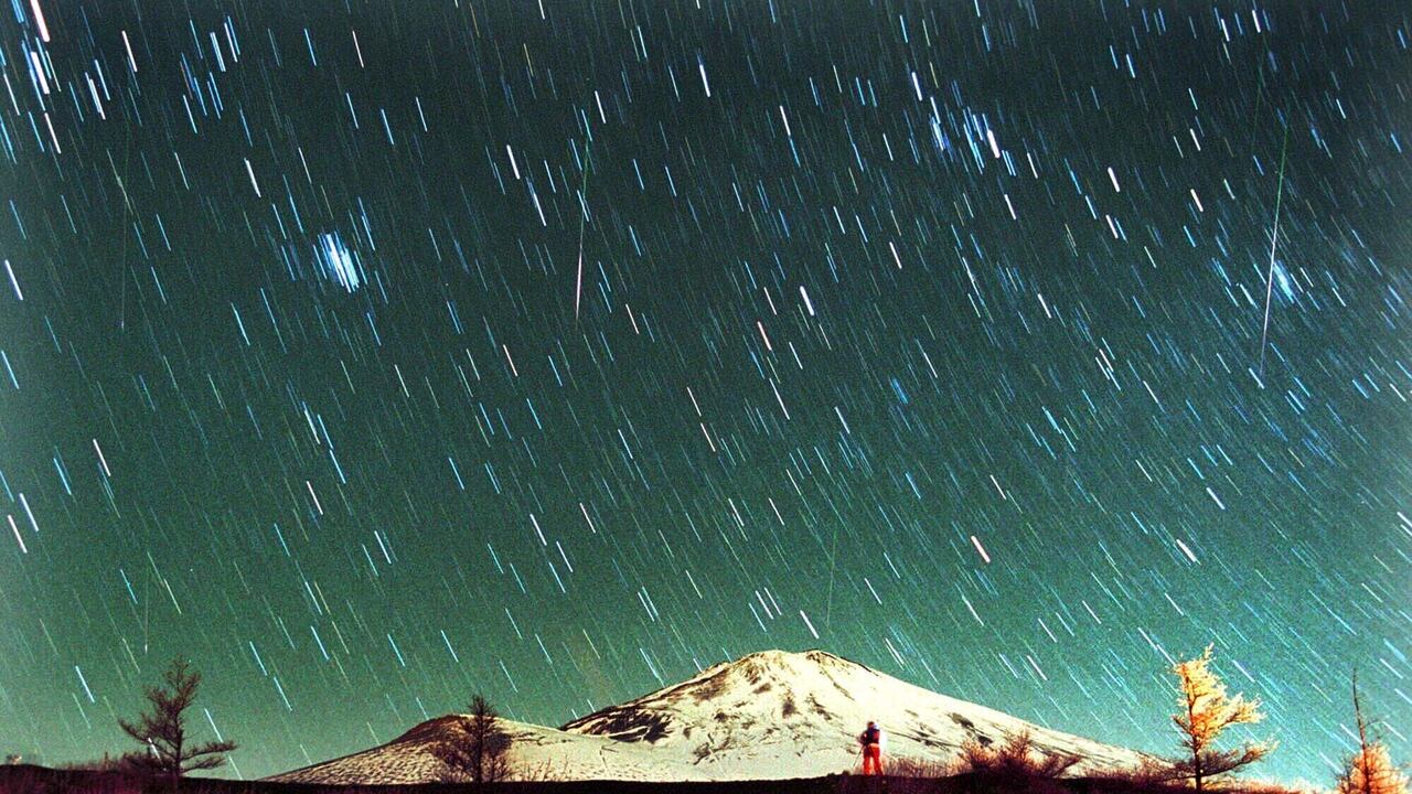 ARCHIVO - La lluvia de meteoritos Leónidas es vista en el cielo sobre el nevado Monte Fuji, la montaña más elevada de Japón, en esta imagen de 7 minutos tomada el 19 de noviembre de 2001. (AP Foto/Itsuo Inouye, archivo)