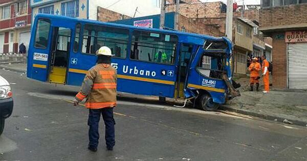 Bus del SITP que se estrelló contra una vivienda.