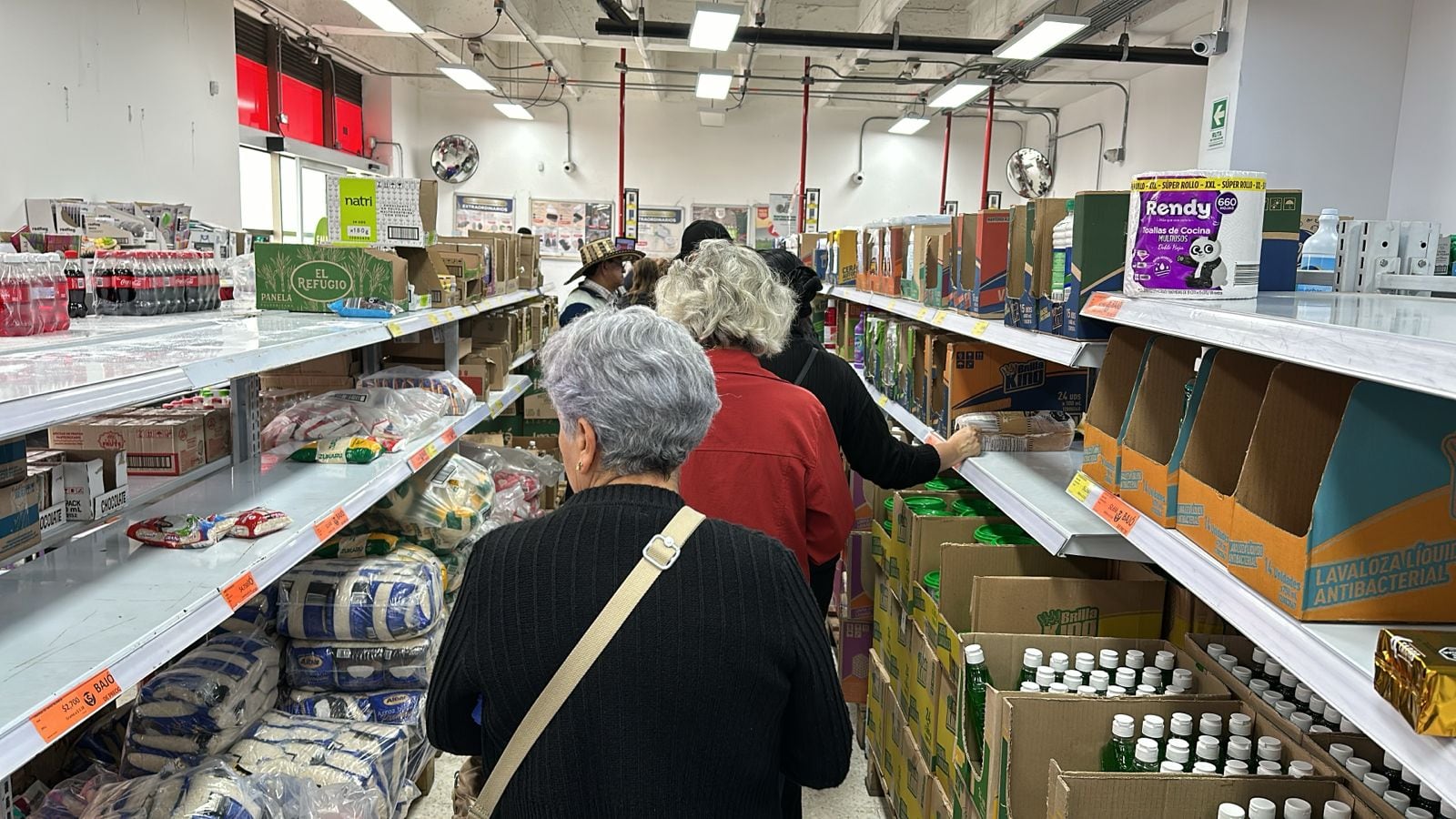 Largas flas en tiendas D1 por cuenta de ciudadanos que salieron masivamente a comprar.