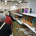 Largas flas en tiendas D1 por cuenta de ciudadanos que salieron masivamente a comprar.