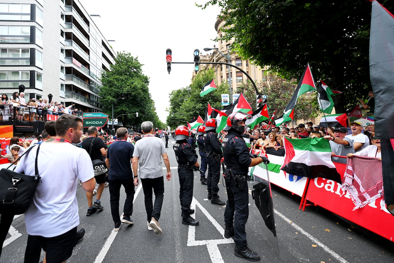 BILBAO, SPAIN - SEPTEMBER 03: Pro-Palestinian protesters at the finish line watched by the police (Ertzaina) during the La Vuelta - 80th Tour of Spain 2025, Stage 11 a 157.4km stage from Bilbao to Bilbao / Due to incidents at the finish line, the official times for the GC were taken at 3km from the finish line, there was no stage winner / #UCIWT / on September 03, 2025 in Bilbao, Spain. (Photo by Tim de Waele/Getty Images)