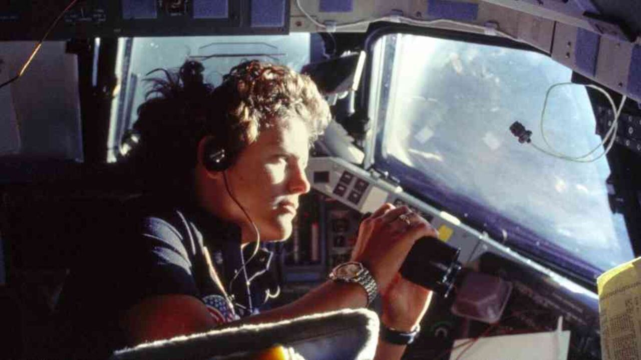 Sullivan completó tres misiones del transbordador espacial y registró 532 horas en el espacio.