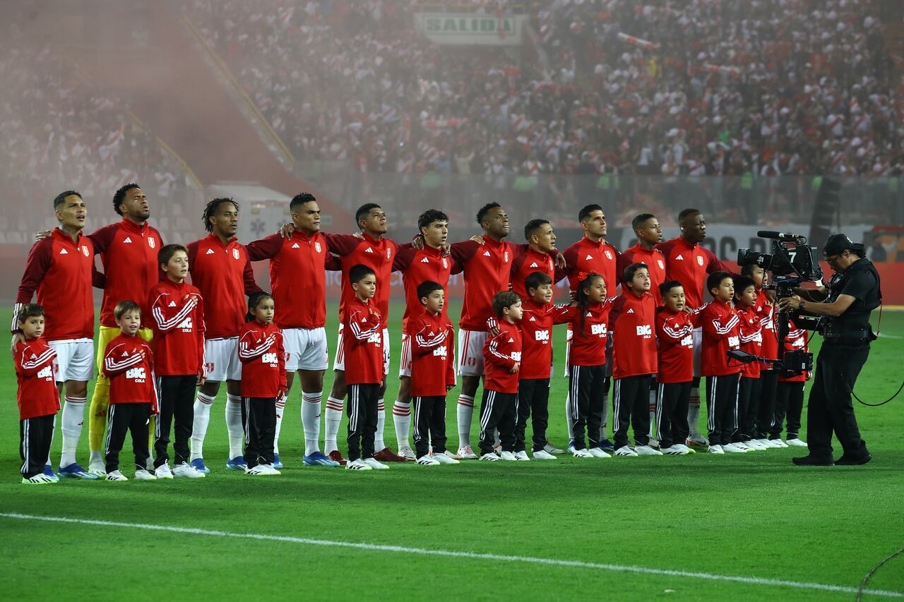 Jugadores de Perú durante el himno nacional previo a un partido de clasificación para la Copa Mundial de la FIFA 2026 entre Perú y Argentina en el Estadio Nacional de Lima el 17 de octubre de 2023 en Lima, Perú. (Foto de Leonardo Fernández/Getty Images)