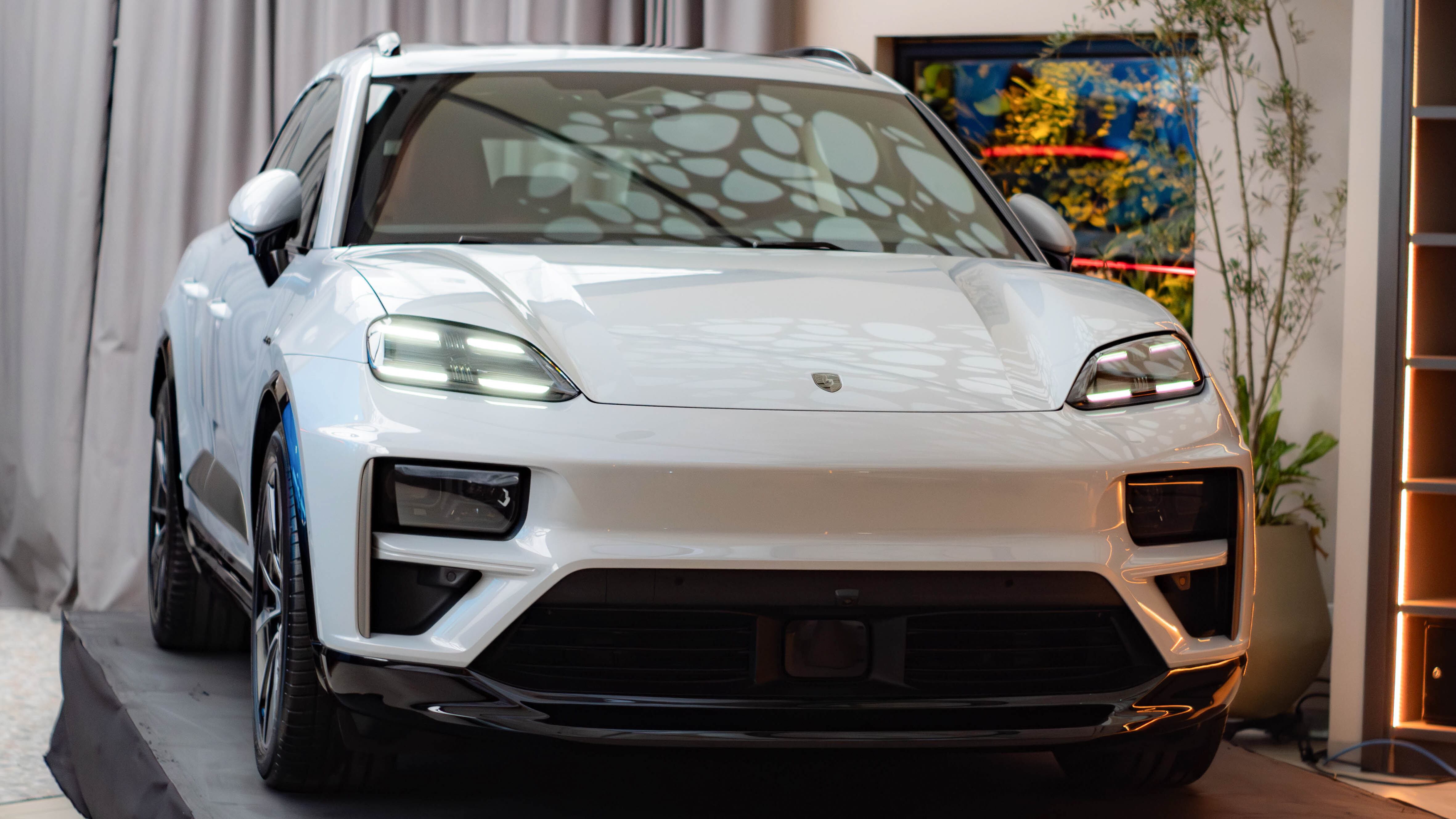 La firma alemana presentó en la feria el Macan Eléctrico, auto cuyo lanzamiento se realizó hace unas semanas en Bogotá.