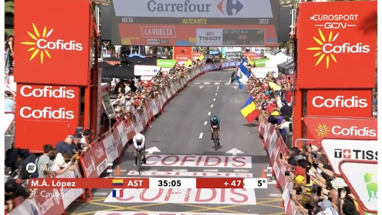 Asombrosa crono de Superman López: rebasó a rival antes de llegar a meta en la Vuelta a España 2022