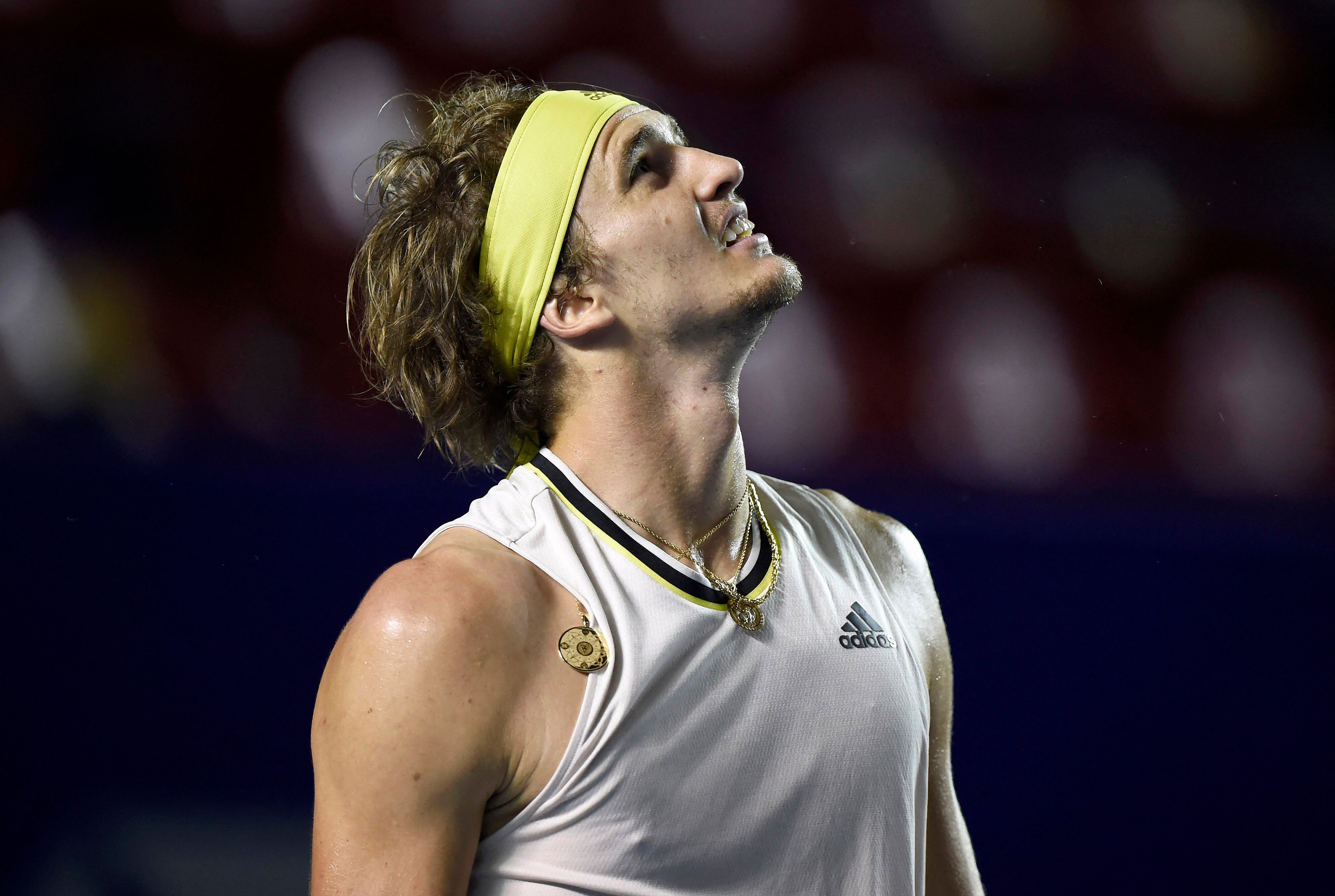 El alemán Alexander Zverev reacciona durante su partido de tenis individual masculino del ATP Open 500 de México contra el alemán Dominik Koepfer (fuera del cuadro) en Acapulco, México, el 19 de marzo de 2021 (Foto de ALFREDO ESTRELLA / AFP).