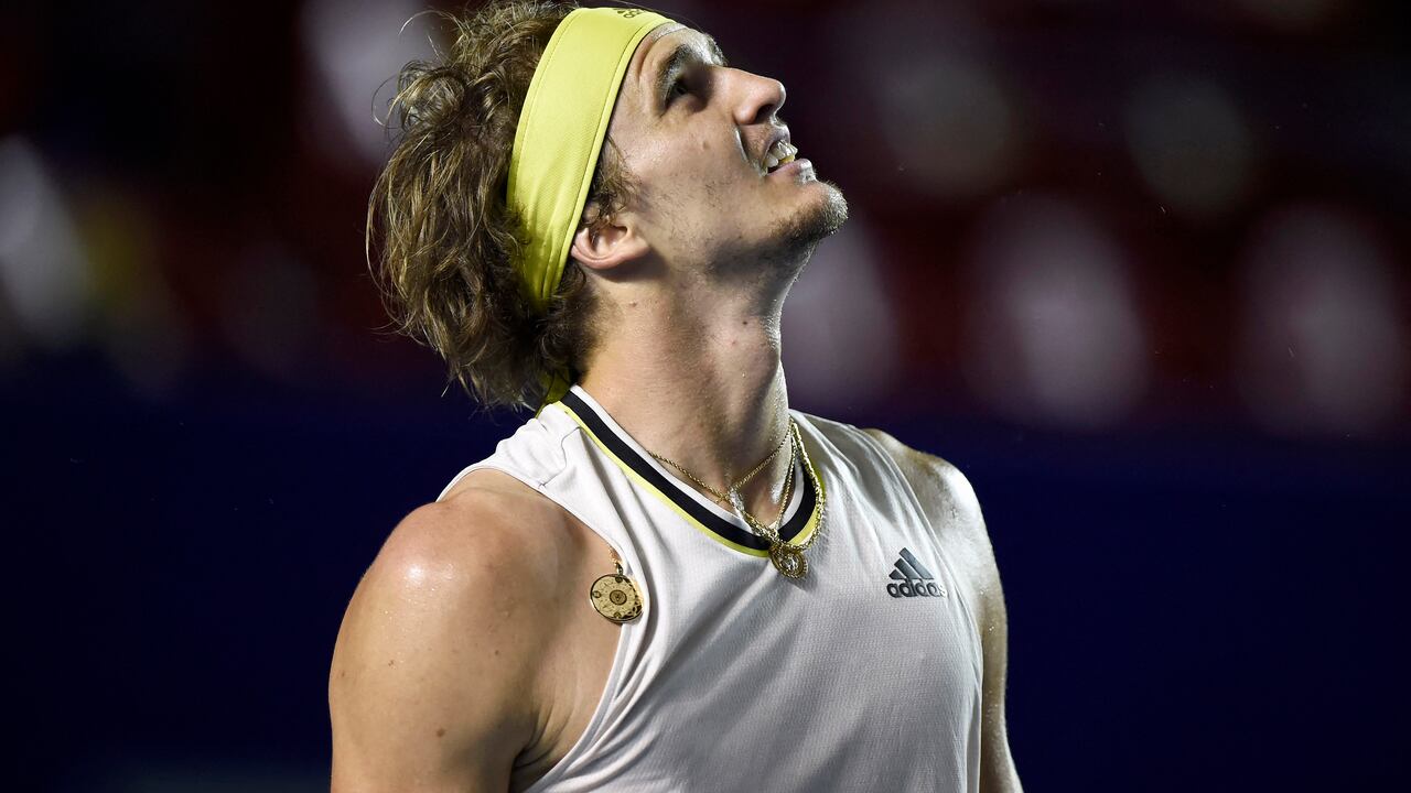 El alemán Alexander Zverev reacciona durante su partido de tenis individual masculino del ATP Open 500 de México contra el alemán Dominik Koepfer (fuera del cuadro) en Acapulco, México, el 19 de marzo de 2021 (Foto de ALFREDO ESTRELLA / AFP).