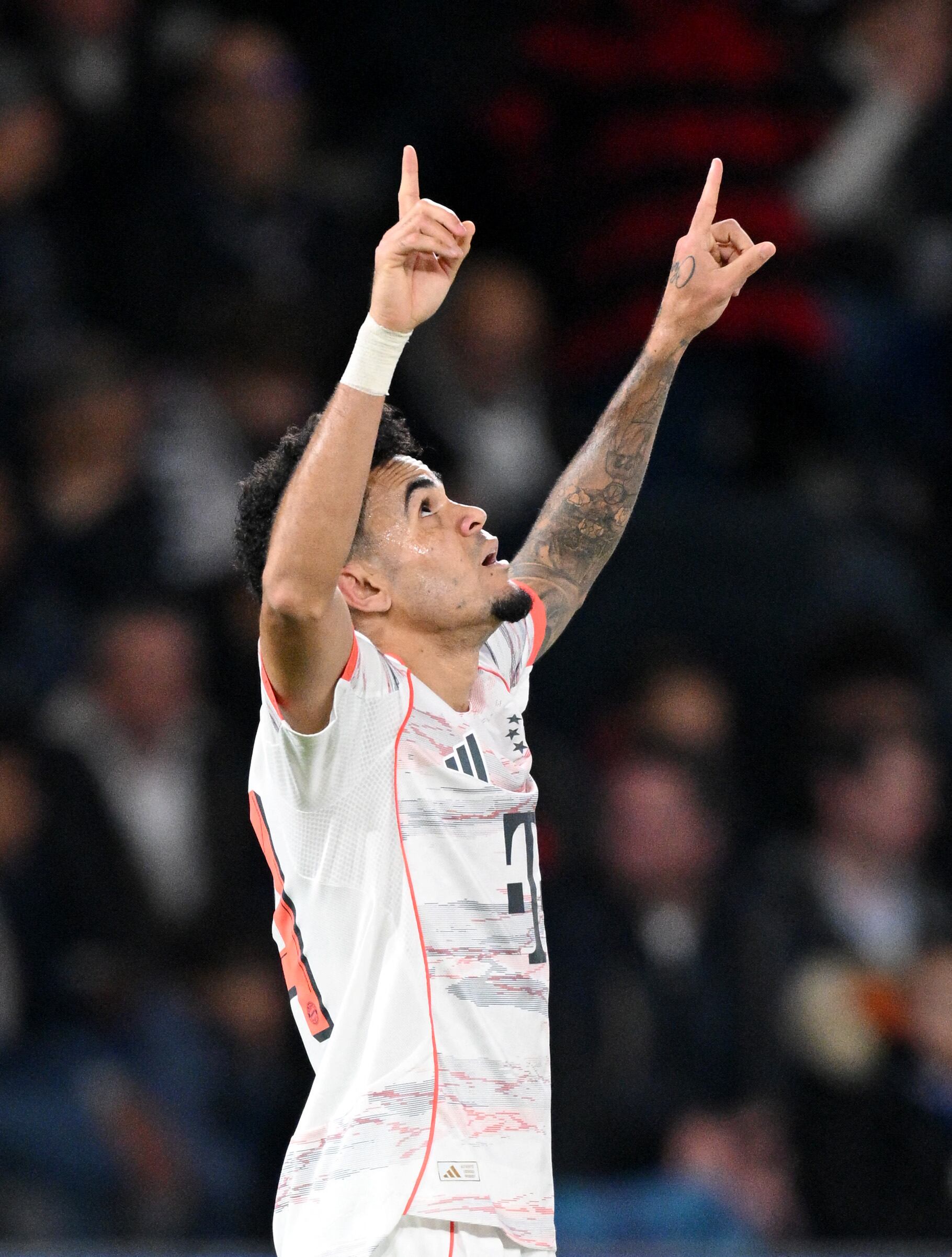 PARIS, FRANCE - NOVEMBER 04: Luis Diaz of Bayern Munich celebrates scoring his team's second goal during the UEFA Champions League 2025/26 League Phase MD4 match between Paris Saint-Germain and FC Bayern M�nchen at Parc des Princes on November 04, 2025 in Paris, France. (Photo by Stuart Franklin/Getty Images) (Photo by STUART FRANKLIN / GETTY IMAGES EUROPE / Getty Images via AFP)