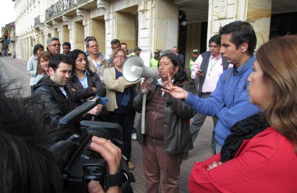 Una de las voceras de los trabajadores arengaba a sus compañeros "esta es la casa de todos, esta es la alcaldía de la ciudad, no del alcalde y sus amigos".
