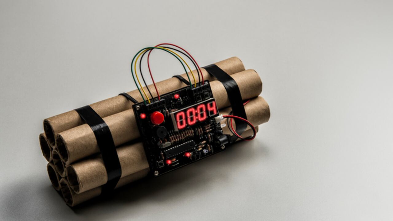 Canadiense enfrenta más de dos docenas de cargos luego de ser arrestado en relación con múltiples amenazas de bomba.