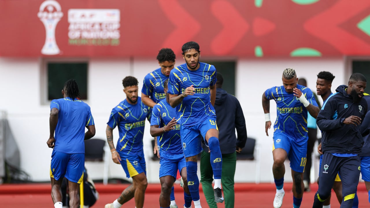 La Selección Gabón con Aubameyang entrena antes de un partido de la Copa África.