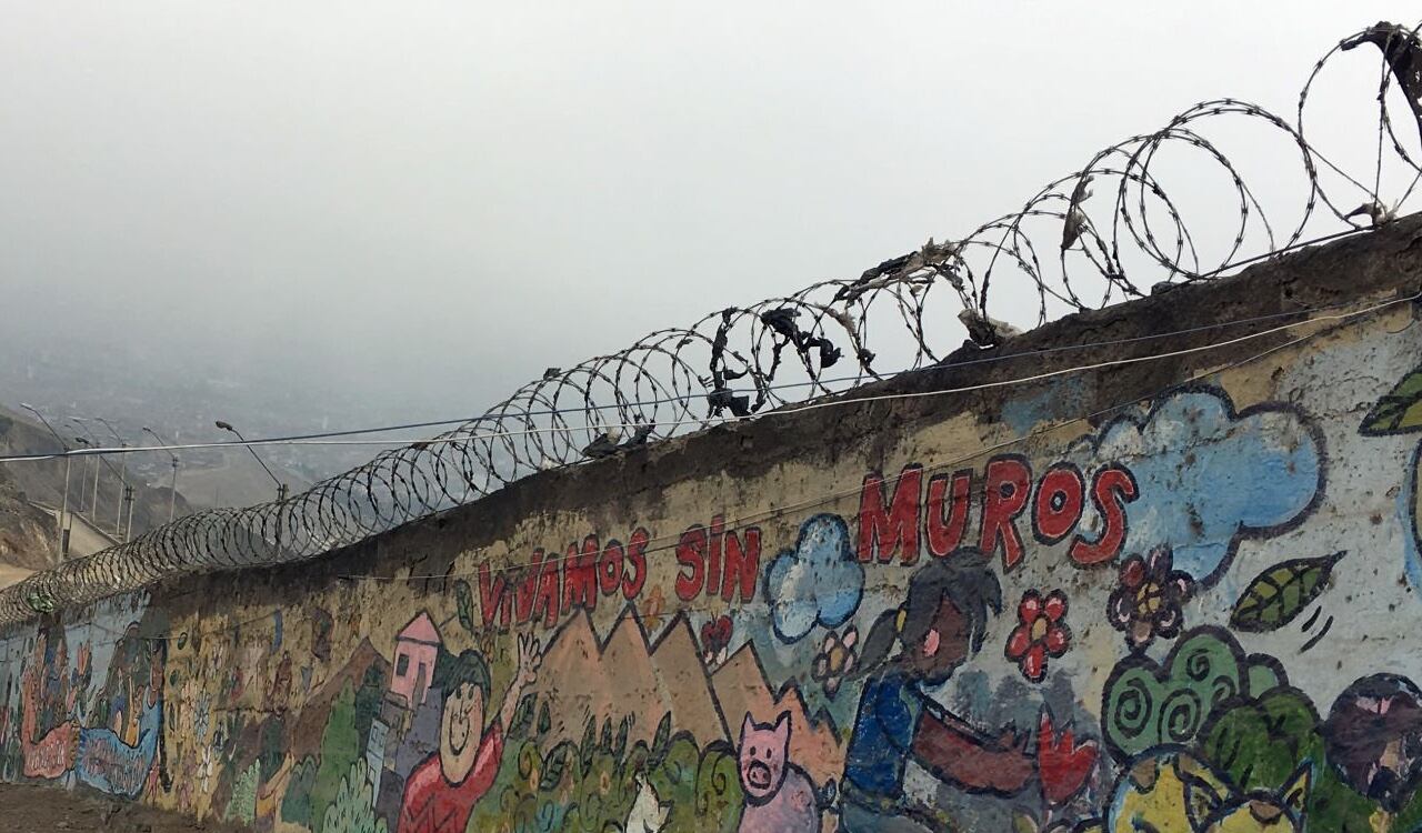 El Tribunal Constitucional de Perú (TC) ordenó que se derribe un muro construido sobre una colina en el este de Lima