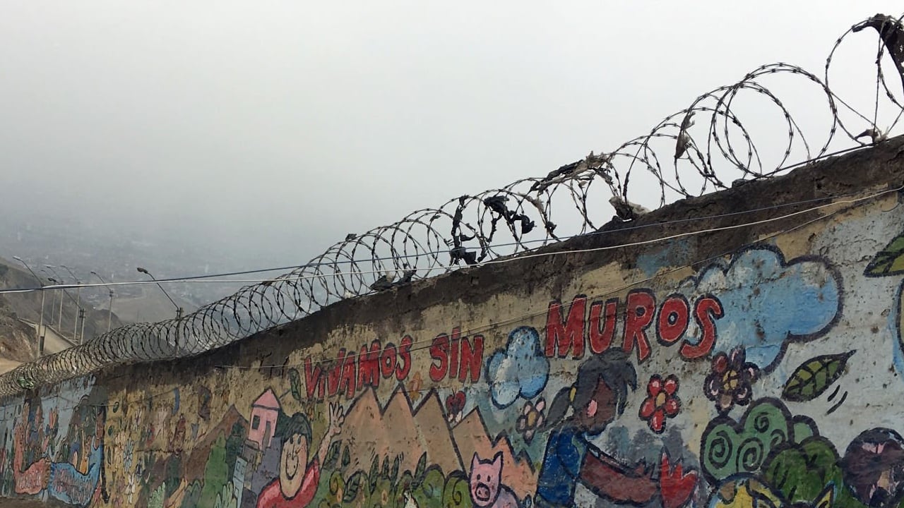 El Tribunal Constitucional de Perú (TC) ordenó que se derribe un muro construido sobre una colina en el este de Lima.