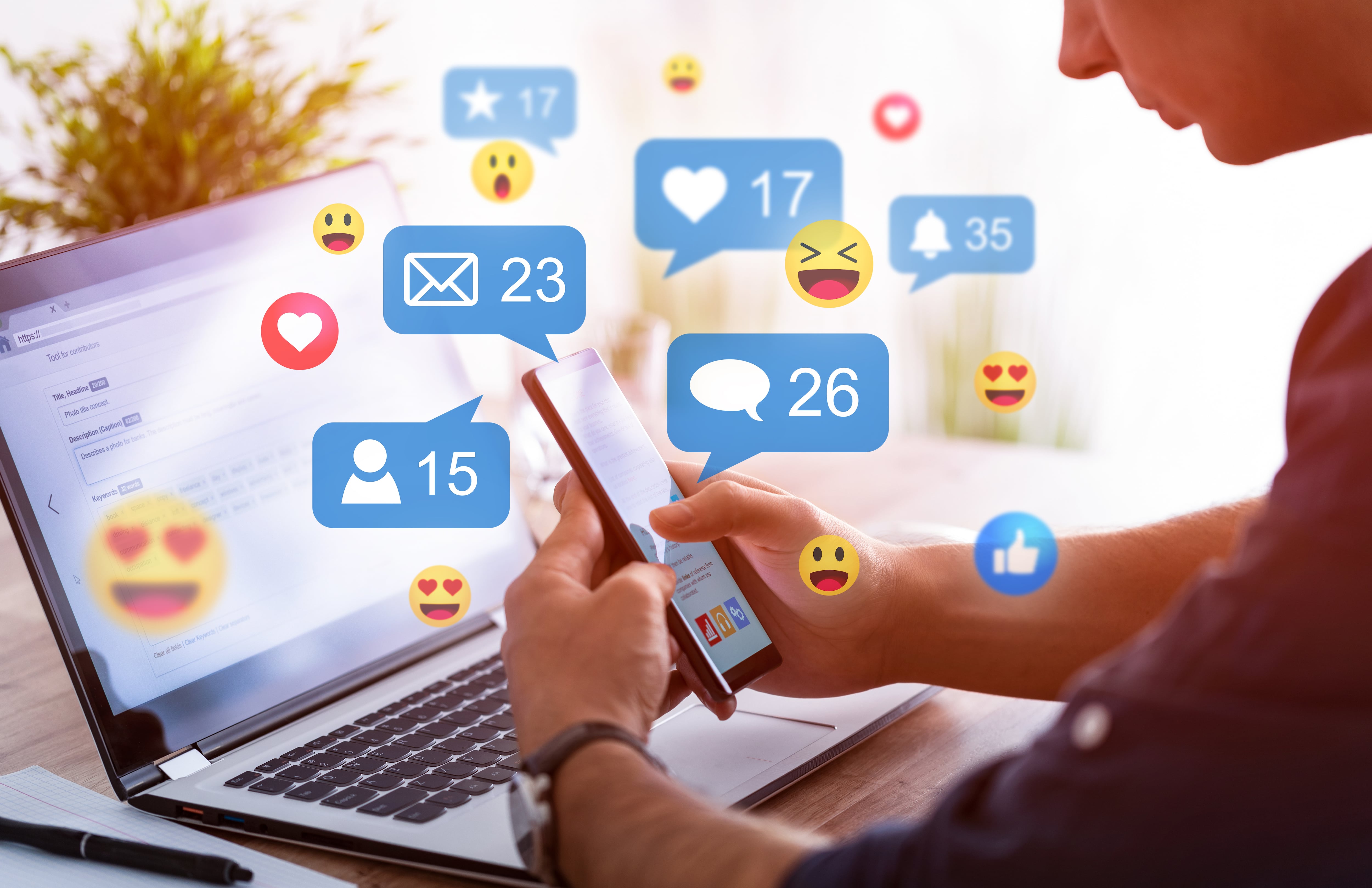 Me gusta y comparte las redes sociales. Manos sosteniendo smartphone con iconos de redes sociales. Concepto de marketing.