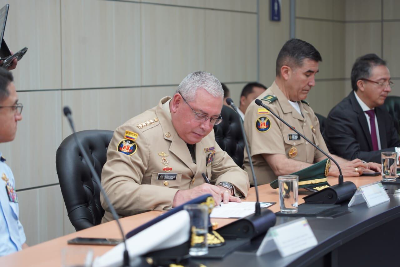 "Mi agradecimiento al Almirante de Escuadra Renato Rodrigues de Aguiar Freire, Jefe de Estado Mayor Conjunto de las Fuerzas Armadas de Brasil, por recibir a nuestra delegación. Esta reunión es fundamental para debilitar las amenazas que se ciernen en nuestras fronteras"