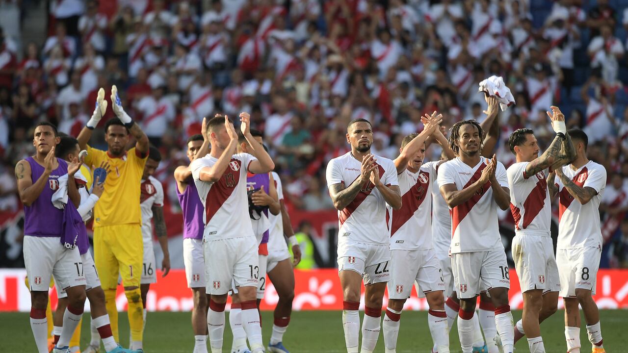 Peru's players celebrate at the end of the international friendly football match between Peru and New Zealand at�the RCDE Stadium in Cornella de Llobregat on June 5, 2022. (Photo by Jose Jordan / AFP)