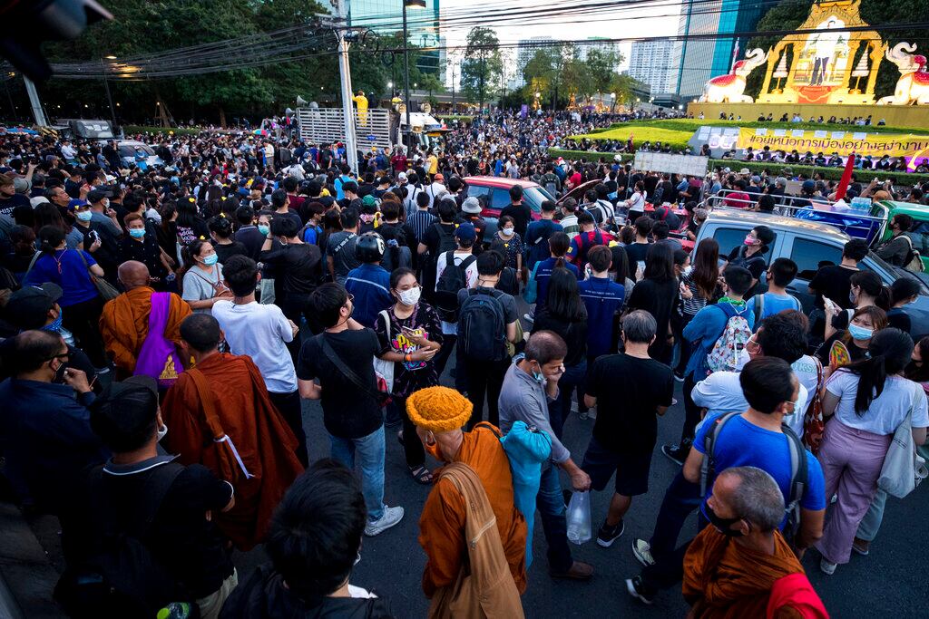 Los manifestantes realizan una manifestación frente a la sede del Siam Commercial Bank, una empresa pública en la que el rey tailandés es el mayor accionista, el miércoles 25 de noviembre de 2020 en Bangkok, Tailandia. Los manifestantes a favor de la democracia en Tailandia el miércoles nuevamente tomaron las calles de la capital, incluso cuando el gobierno intensificó su batalla legal contra ellos, reviviendo el uso de una dura ley contra la difamación de la monarquía.