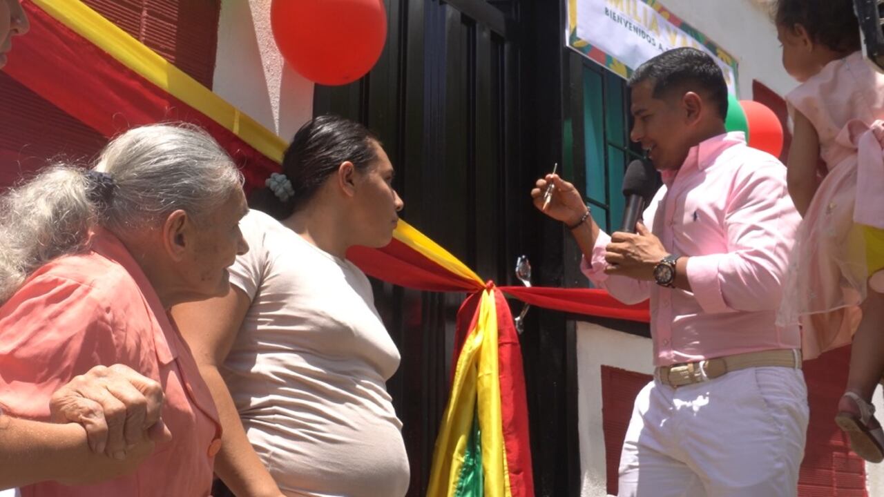 Alcalde Yosimar Reyes durante la entrega.