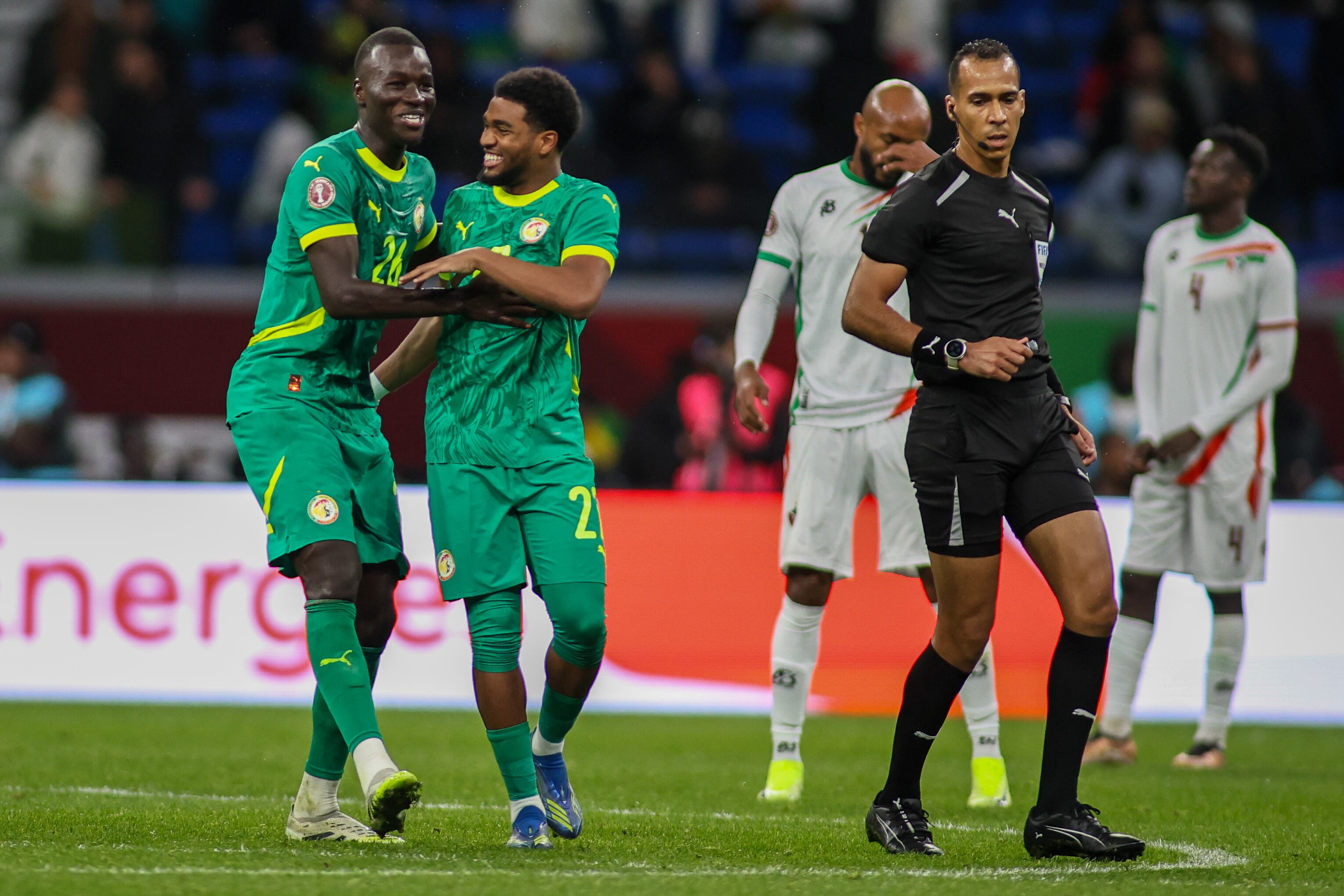 Ibrahim Mbaye y Pape Alassane Gueye, las figuras de Senegal, celebran la victoria ante Sudán.