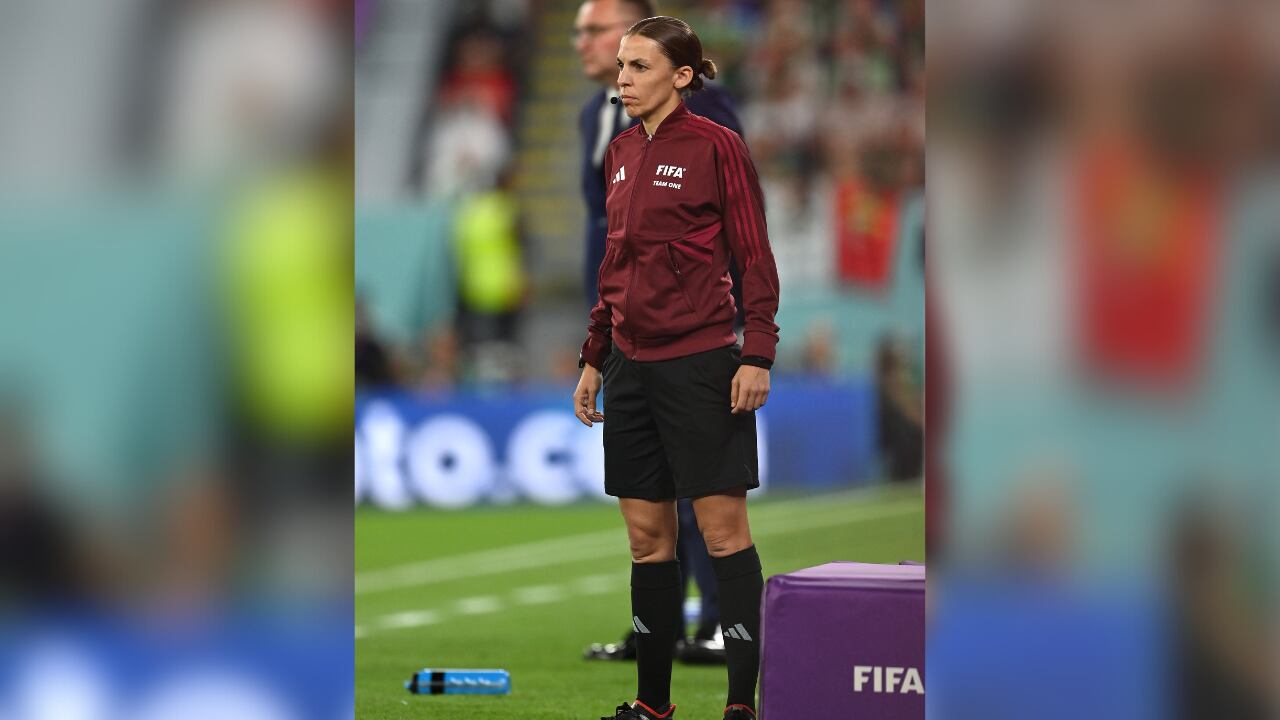 Stéphanie Frappart, primera juez en una terna de hombres durante el Mundial de Qatar 2022.