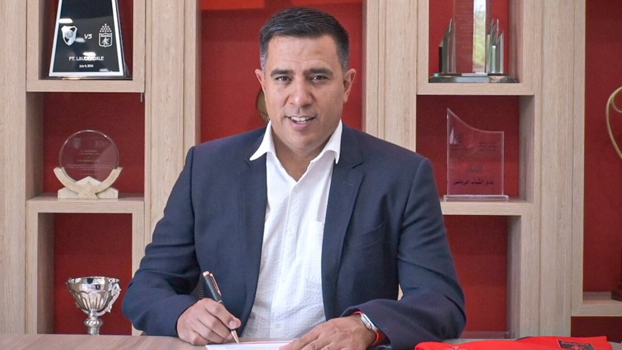Momento en que César Farías firma como nuevo técnico del América de Cali.