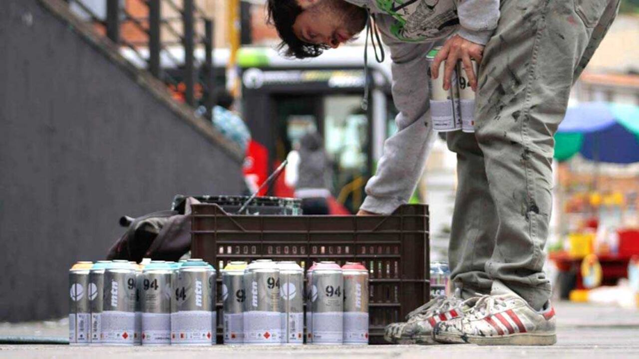 Por las calles de Bogotá es frecuente ver, usualmente, jóvenes con aerosol pintando las paredes de la capital.