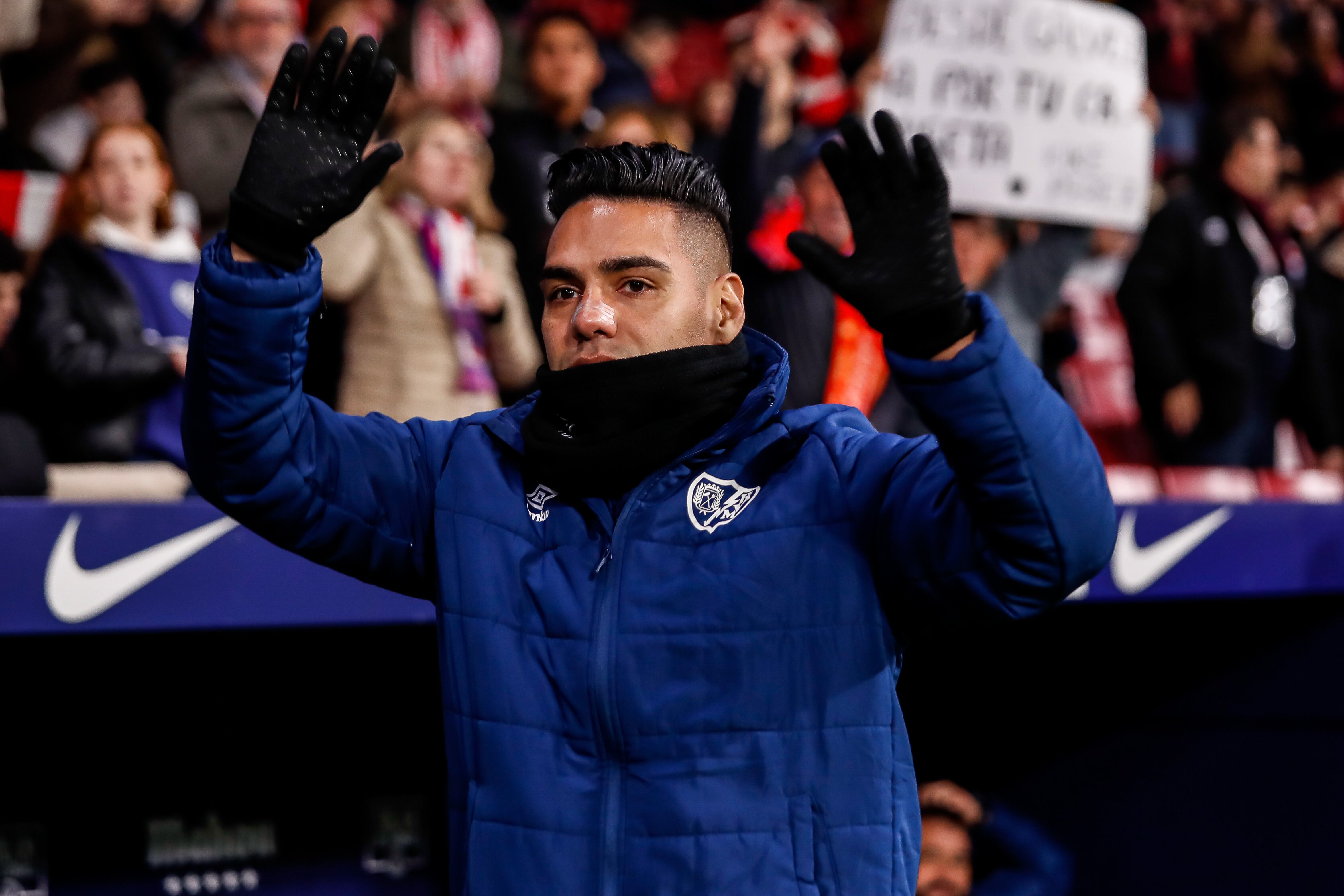 Radamel Falcao, del Rayo Vallecano, saluda a los aficionados durante el partido de fútbol de LaLiga EA Sports jugado entre el Atlético de Madrid y el Rayo Vallecano en el estadio Civitas Metropolitano el 31 de enero de 2024 en Madrid, España.