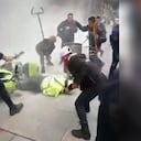 En medio de los disturbios en el centro de Bogotá, un uniformado de la Policía fue linchado por los indígenas.
