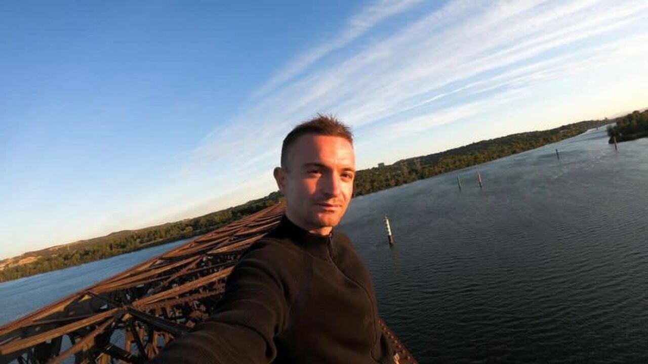 El escalador solía subir a estructuras muy altas en distintos países que visitaba.