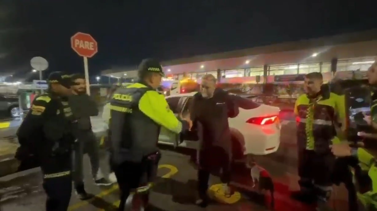 Policía de Bogotá recupera vehículo y a perro bulldog hurtados en Engativá.