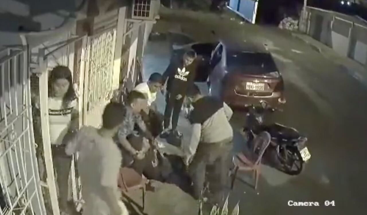 Momento en el que el ciudadano herido está en el piso por cuenta de un disparo accidental