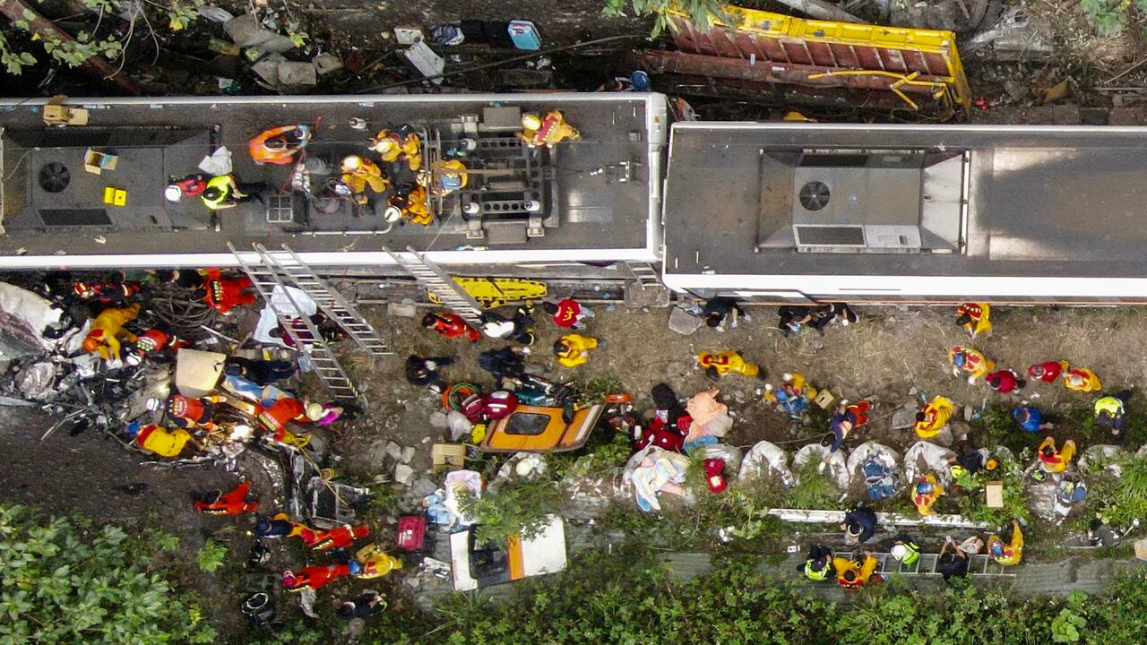 Al menos 51 personas mueren en accidente de tren en Taiwán