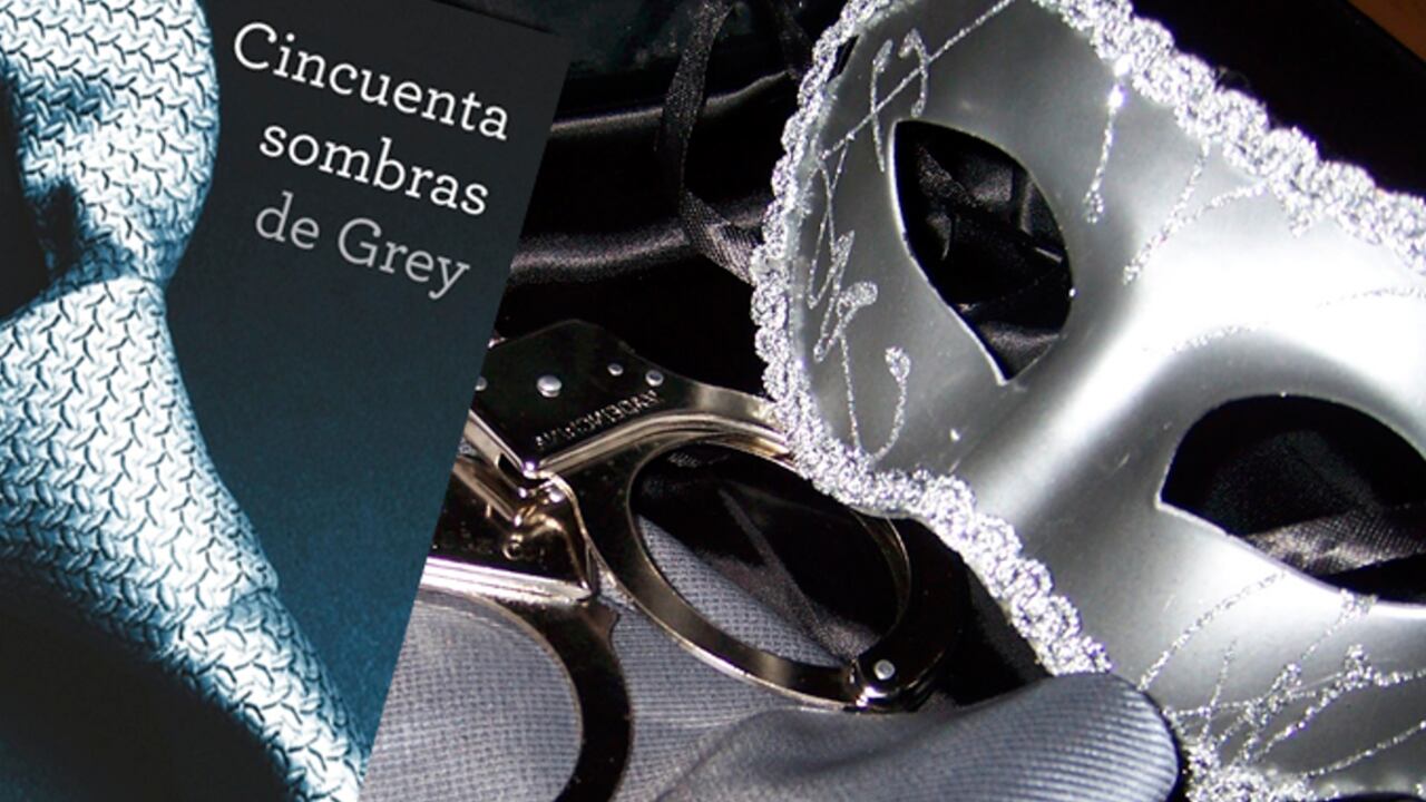 En Colombia los libros de ficción más vendidos en esta semana son: 1.- "La oculta" - Héctor Abad - (Penguin Random).
2.- "Cincuenta sombras de grey 1" - E.L. James - (Penguin Random).
3.- "Cincuenta sombras de grey 2" - E.L. James - (Penguin Random).
4.- "El hombre que no fue jueves" - Juan Constain - (Penguin Random).