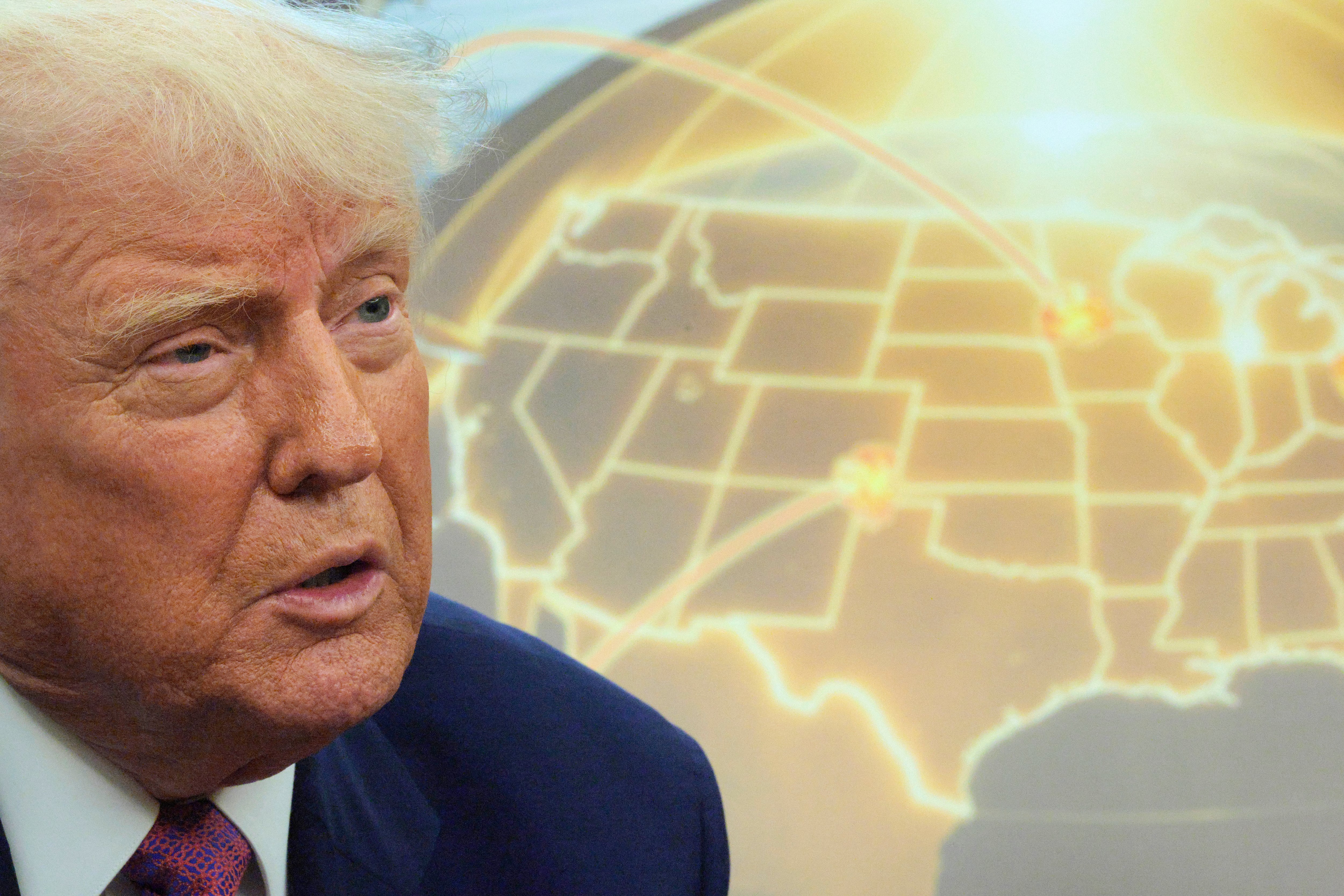 El presidente de Estados Unidos, Donald Trump, habla frente a un mapa del sistema de defensa antimisiles "Cúpula Dorada" propuesto por Trump en el Despacho Oval de la Casa Blanca el 20 de mayo de 2025 en Washington, DC.