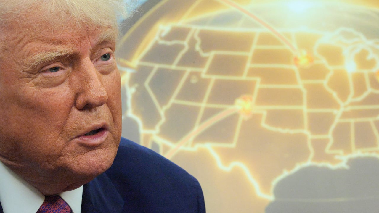 El presidente de Estados Unidos, Donald Trump, habla frente a un mapa del sistema de defensa antimisiles “Cúpula Dorada” propuesto por Trump en el Despacho Oval de la Casa Blanca el 20 de mayo de 2025 en Washington, DC.