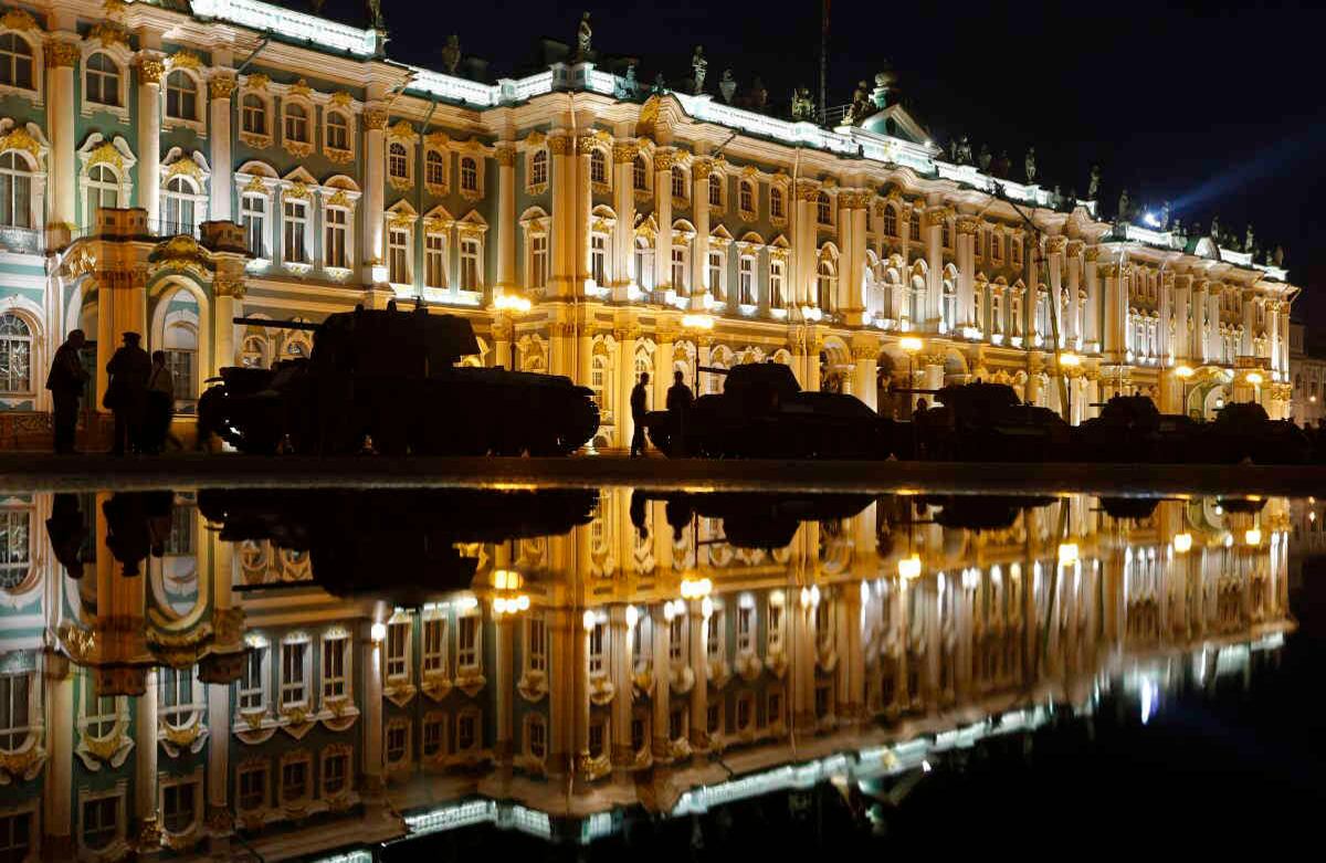 Las personas pasan por delante de los tanques de la Segunda Guerra Mundial en la plaza Dvortsovaya (Palacio en San Petersburgo, Rusia), en la madrugada de la época en que la Alemania nazi atacó la Unión Soviética hace 75 años, el 22 de junio de 2016. Zimny (invierno) está en el fondo. Foto: Dmitri Lovetsky / AP.