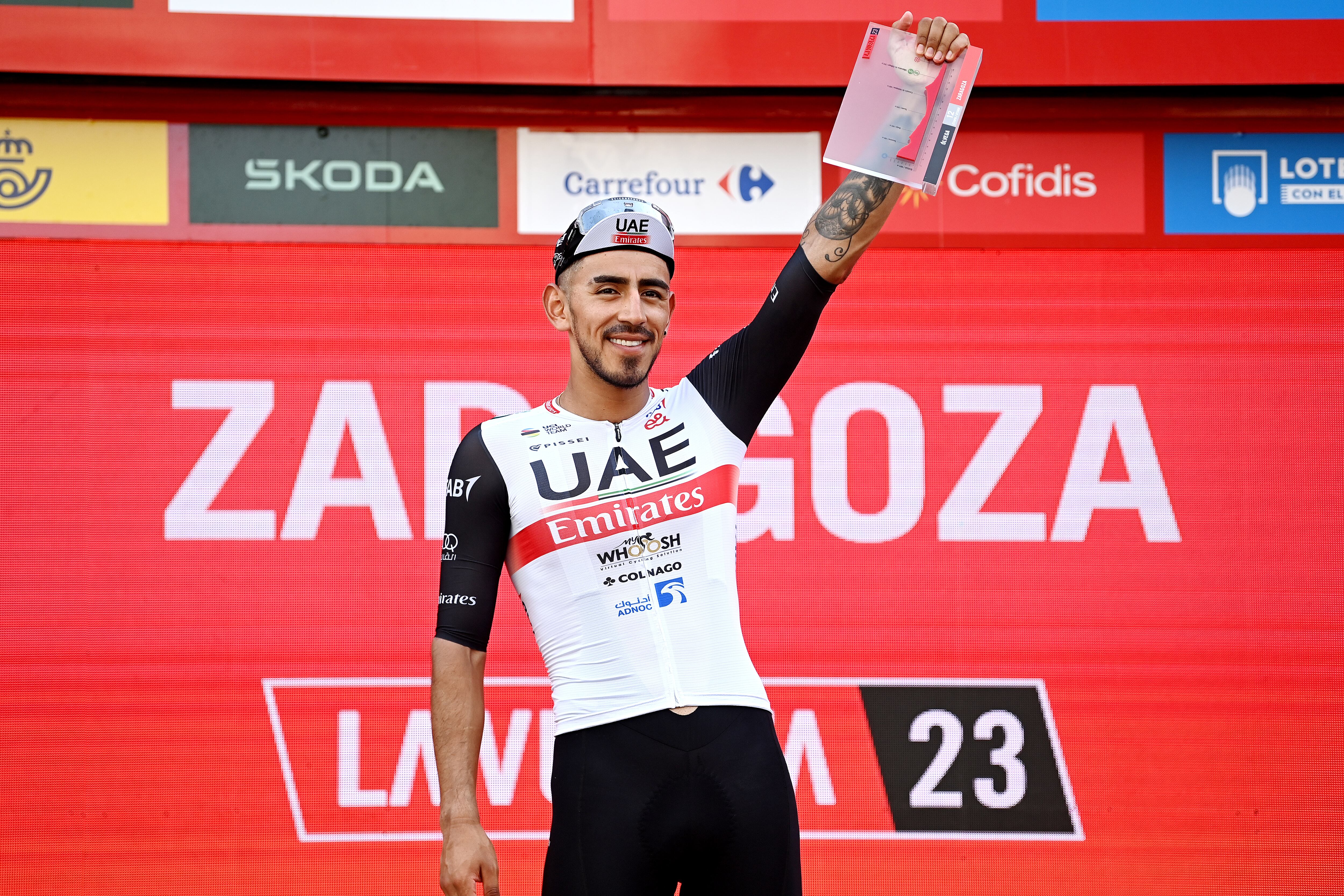 ZARAGOZA, ESPAÑA - 7 DE SEPTIEMBRE: Juan Sebastián Molano Benavides de Colombia y UAE Team Emirates celebra en el podio como ganador de etapa durante la 78ª Vuelta a España 2023, Etapa 12 a 150,6 km de Ólvega a Zaragoza / #UCIWT / el 7 de septiembre de 2023 en Zaragoza, España. (Foto de Tim de Waele/Getty Images)