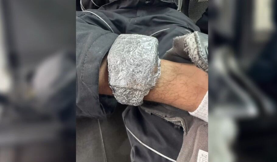 Delincuente con el brazalete electrónico, envuelto en papel aluminio, fue capturado en Bogotá. Estaba disfrazado de escolta.