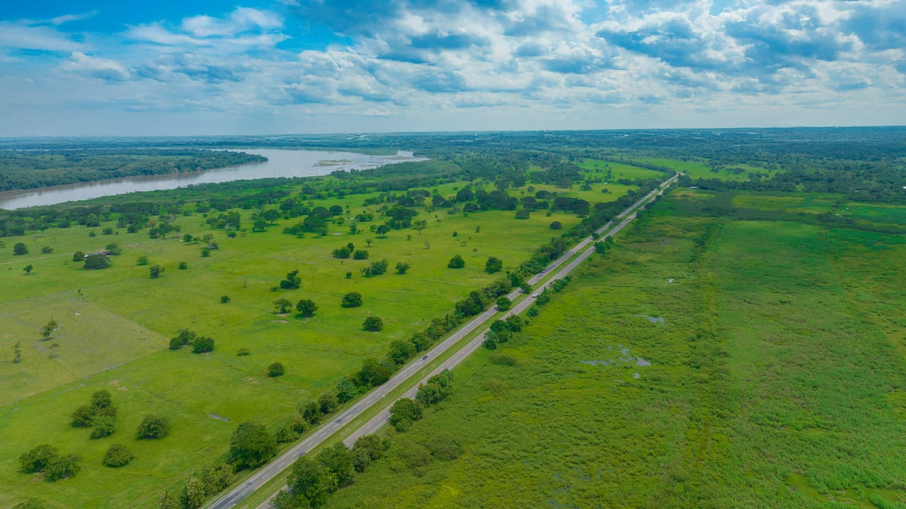 El corredor que conecta el centro del país con el Caribe vive la transformación más profunda de su historia reciente.