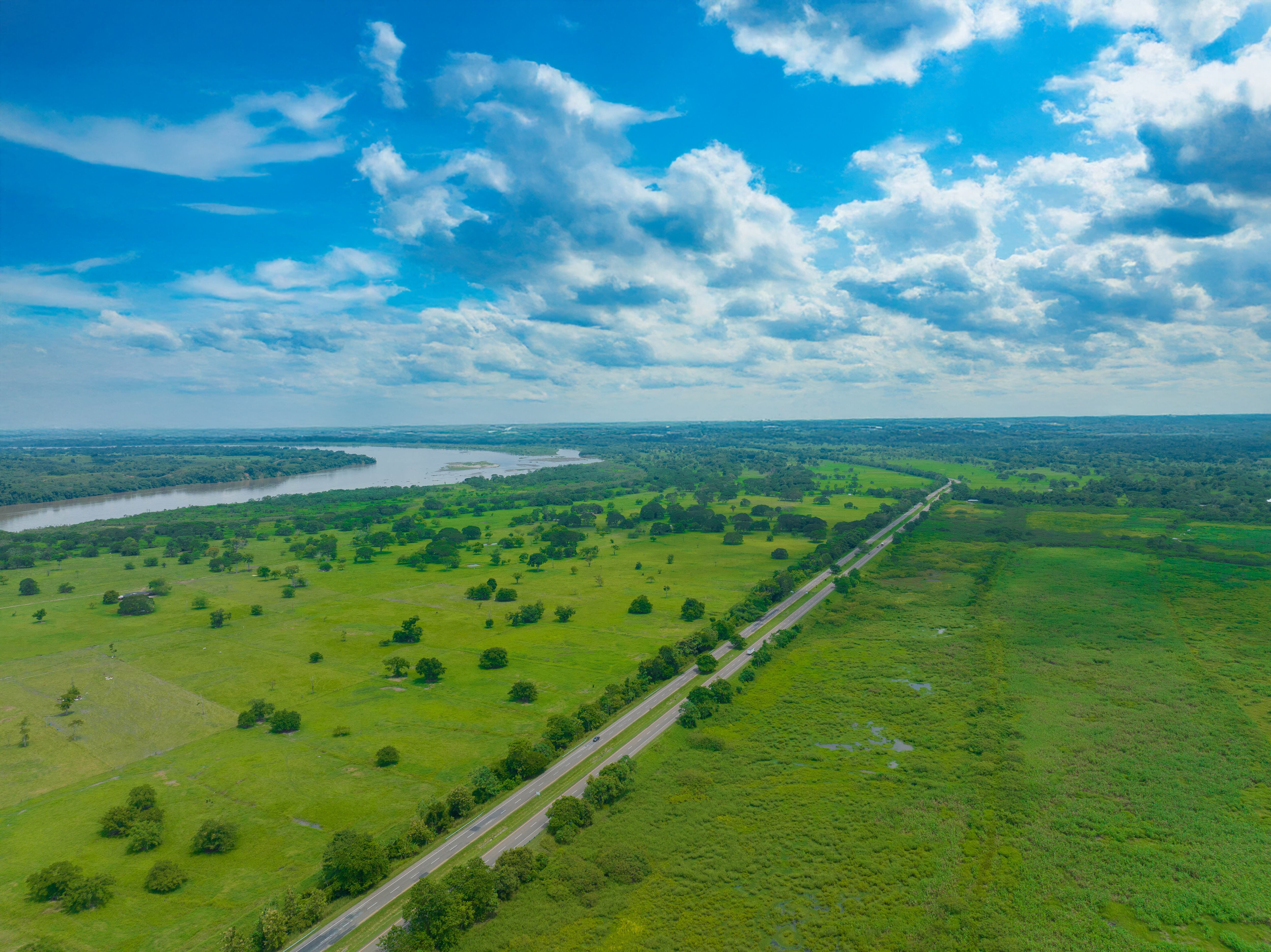 El corredor que conecta el centro del país con el Caribe vive la transformación más profunda de su historia reciente.