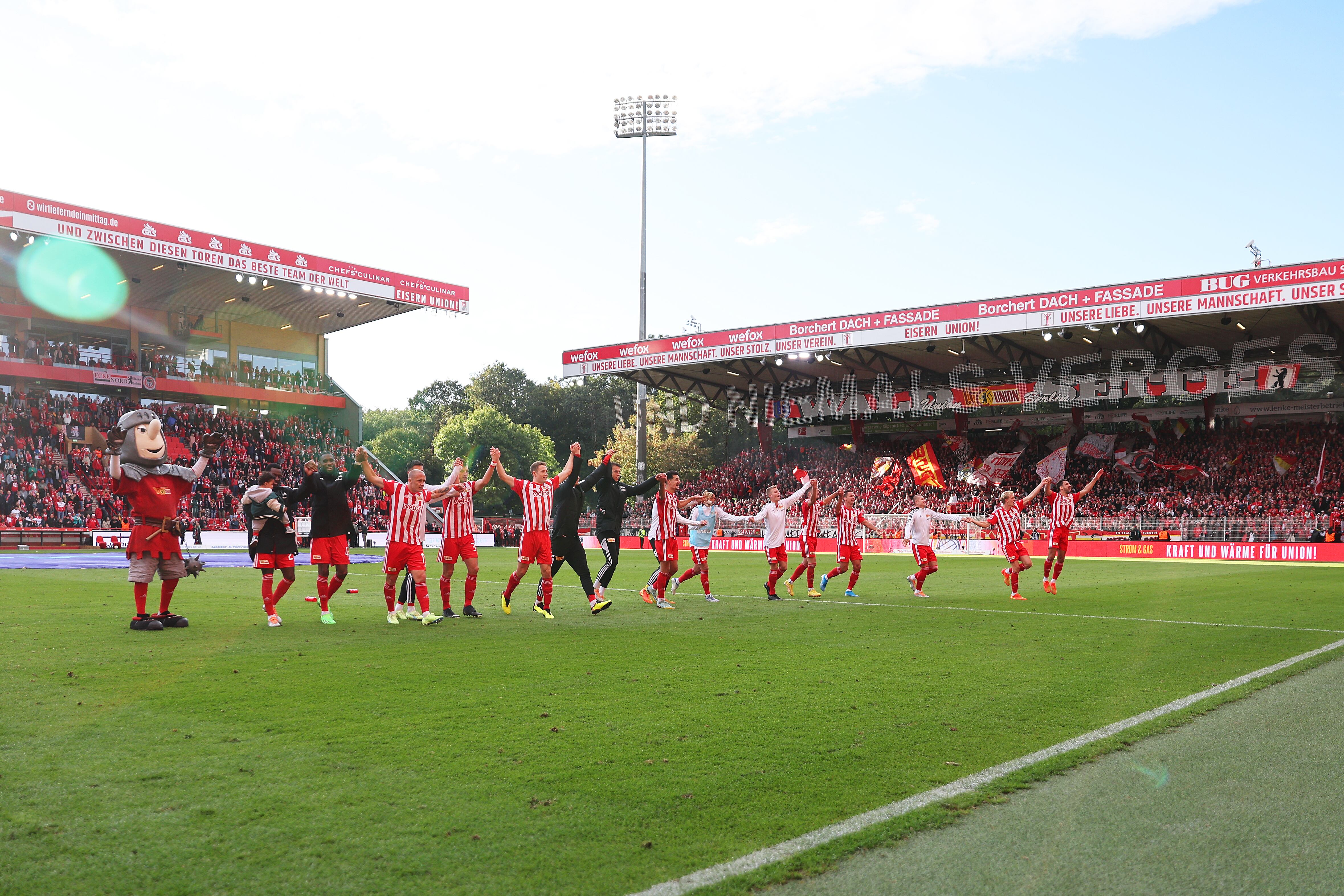 Los aficionados del 1. FC Union Berlin celebran tras la victoria en el partido de la Bundesliga entre el 1. FC Union Berlin y el VfL Wolfsburg en el Stadion an der alten Försterei el 18 de septiembre de 2022 en Berlín, Alemania. (Foto de Boris Streubel/Getty Images)