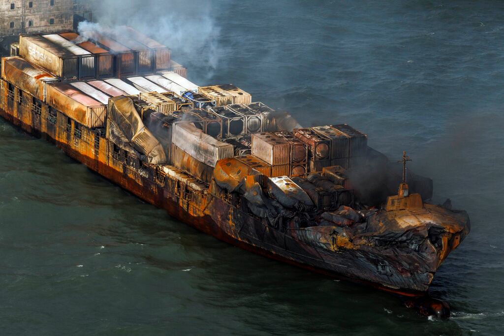 Columnas de humo se elevan desde el carguero MV Solong en el Mar del Norte, frente a la costa de Yorkshire, en Inglaterra, el martes 11 de marzo de 2025. (Dan Kitwood/Pool Photo via AP)