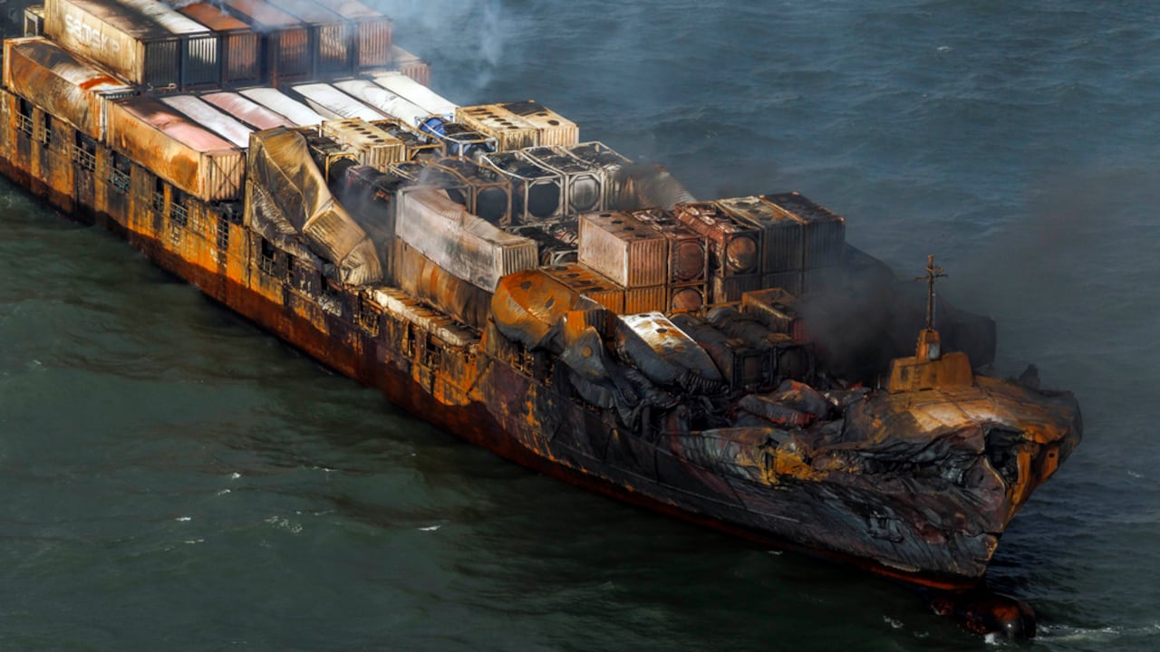 Columnas de humo se elevan desde el carguero MV Solong en el Mar del Norte, frente a la costa de Yorkshire, en Inglaterra, el martes 11 de marzo de 2025. (Dan Kitwood/Pool Photo via AP)