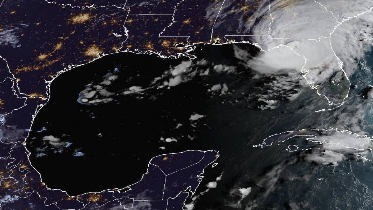 Esta imagen proporcionada por la NOAA muestra el huracán Idalia sobre la costa del Golfo de Florida.