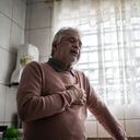 "Una acumulación de placa grasosa que se espesa y endurece en las paredes arteriales, que puede inhibir el flujo de sangre por las arterias a órganos y tejidos y puede conducir a un ataque al corazón", explica en una publicación la OPS.