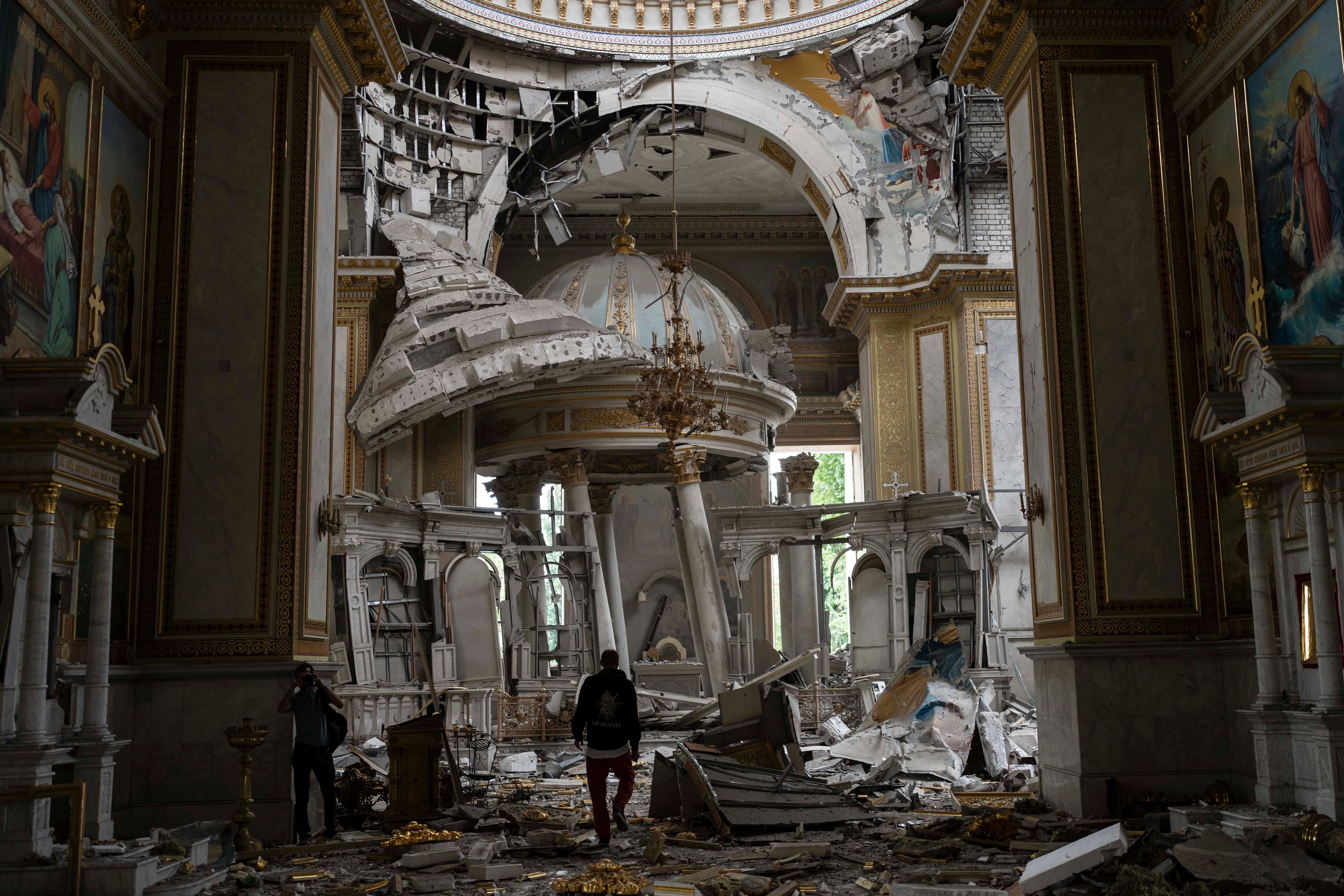 El personal de la iglesia inspecciona los daños dentro de la Catedral de la Transfiguración de Odesa en Odesa, Ucrania, el domingo 23 de julio de 2023