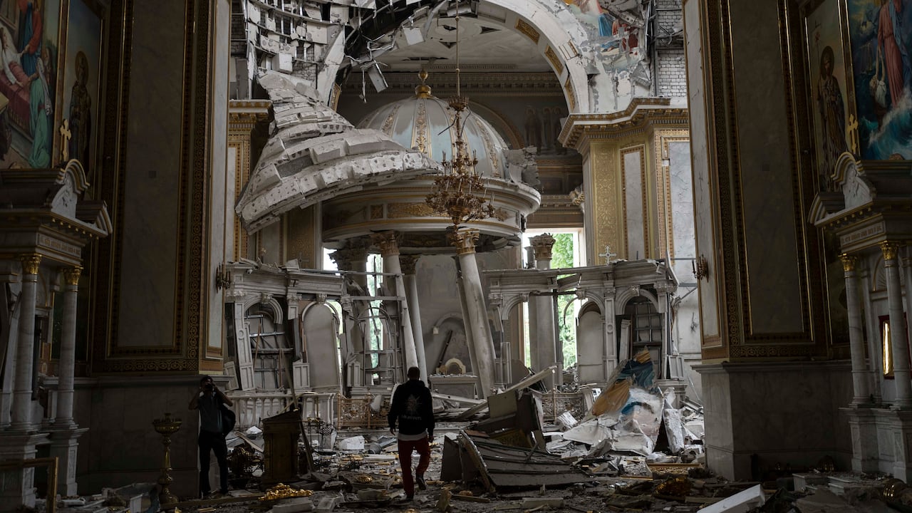 El personal de la iglesia inspecciona los daños dentro de la Catedral de la Transfiguración de Odesa en Odesa, Ucrania, el domingo 23 de julio de 2023