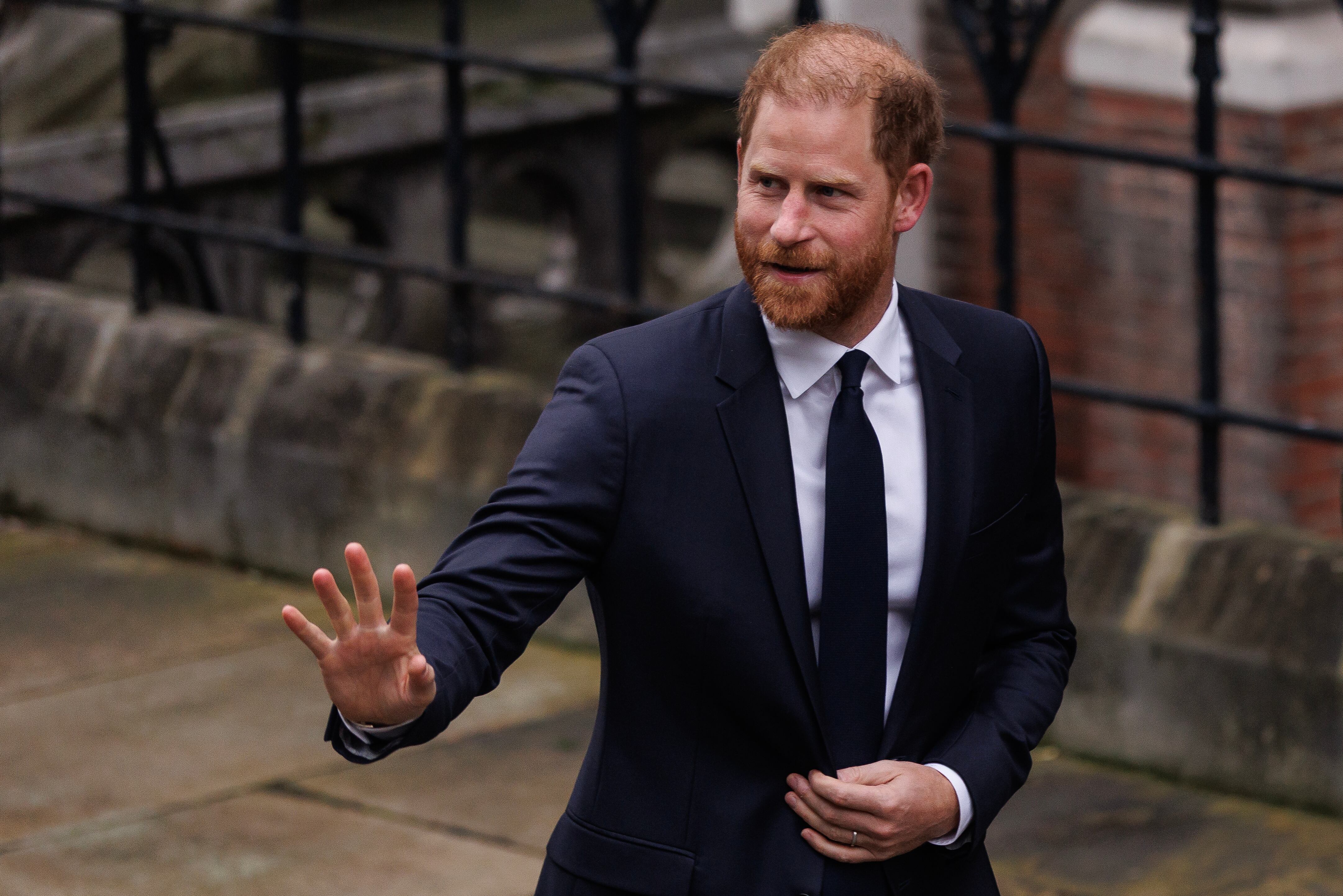 Un grupo de demandantes, entre ellos el príncipe Harry, duque de Sussex, Sir Elton John y Elizabeth Hurley, están demandando a los editores del Daily Mail por presunta recopilación ilegal de información entre 1993 y 2011.