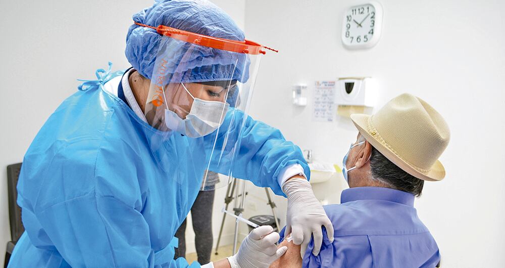 Esta fue la primera jornada de vacunación de la Nueva EPS en Popayán. Su presidente, José Fernando Cardona, dice que se preparan para inmunizar a domicilio en casos que lo ameriten.