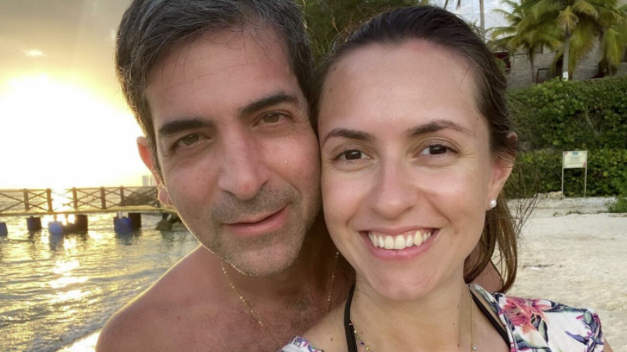 Marcelo Pecci, fiscal antimafia de Paraguay, y su esposa y periodista, Claudia Aguilera en la isla de Barú, en Cartagena